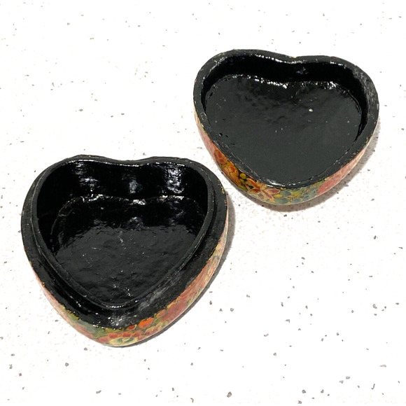 Heart shaped trinket box black lacquerware and floral decoupage keepsake holder - Picture 6 of 7